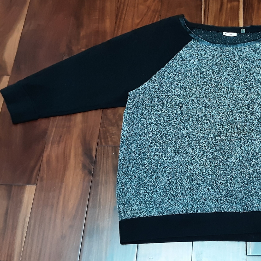 DKNYC BLACK AND WHITE TOP L